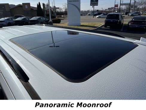 Used 2022 Chevrolet Suburban Z71 image 11