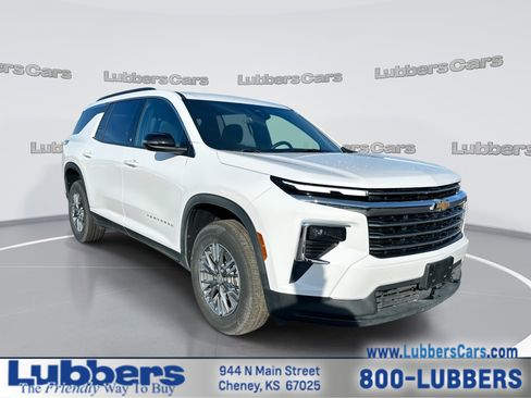 Used 2025 Chevrolet Traverse LT image 1