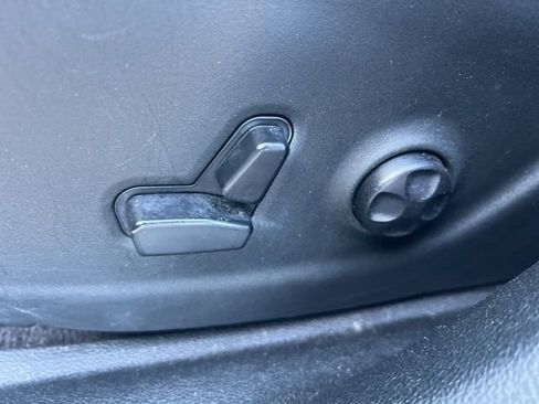 Used 2019 Jeep Cherokee Latitude Plus w/ Comfort/Convenience Group image 16