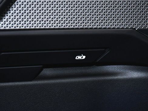 Used 2025 BMW 740i image 19