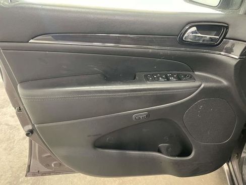 Used 2019 Jeep Grand Cherokee Overland image 12