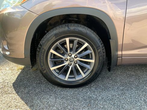 Used 2017 Toyota Highlander XLE AWD/4WD image 35