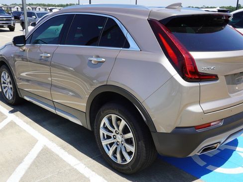 Used 2022 Cadillac XT4 Premium Luxury w/ Enhanced Visibility Package FWD image 9