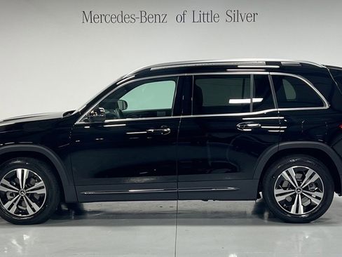 Used 2025 Mercedes-Benz GLB 250 4MATIC image 2