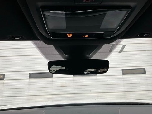 Used 2025 Volkswagen Atlas Cross Sport SE image 18