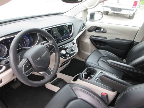 Used 2023 Chrysler Pacifica Touring-L image 6