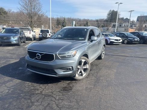 Used 2019 Volvo XC40 T5 Momentum image 1