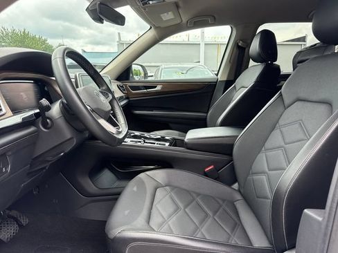 Used 2024 Volkswagen Atlas SE FWD image 12