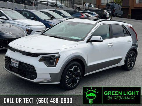 Used 2024 Kia Niro Wave w/ Wave Preserve Package FWD image 1