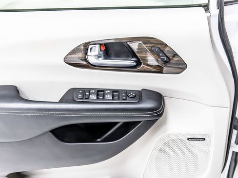 Used 2022 Chrysler Pacifica Limited w/ Uconnect Theater Family Group image 26