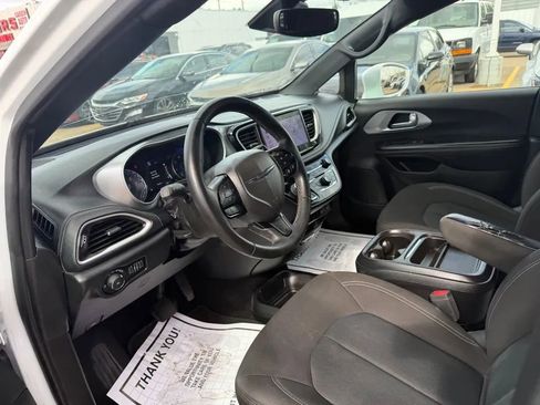 Used 2022 Chrysler Pacifica Touring FWD image 6
