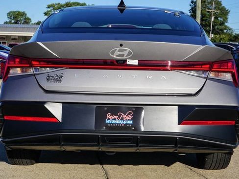 Used 2024 Hyundai Elantra SEL w/ Convenience Package image 6