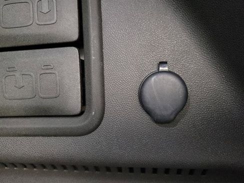 Used 2021 Chevrolet Equinox LT w/ Driver Convenience Package image 8