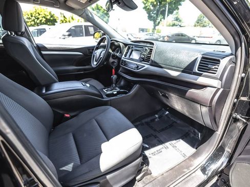 Used 2019 Toyota Highlander LE AWD/4WD image 27