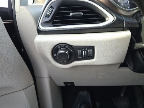 Used 2017 Chrysler Pacifica Touring image 15