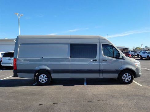 Used 2024 Mercedes-Benz Sprinter 2500 image 18