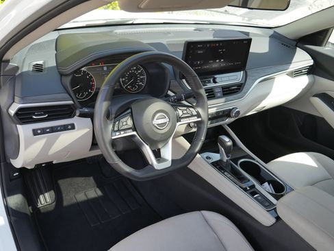 Used 2024 Nissan Altima 2.5 SV w/ SV Premium Package image 4