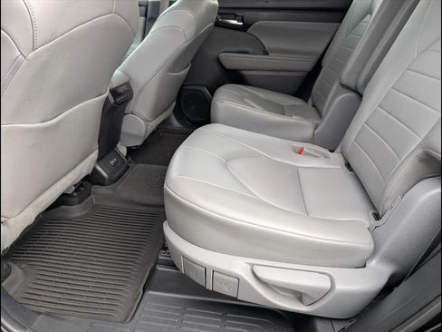 Used 2022 Toyota Highlander XLE image 10