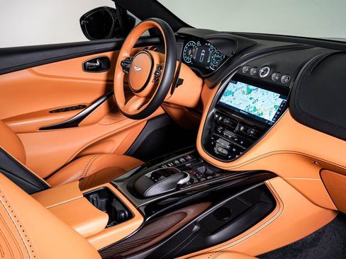 Used 2021 Aston Martin DBX SUV image 16