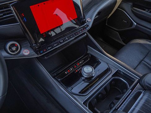 Used 2024 Jeep Wagoneer Series II w/ Flexible Seating Group image 17