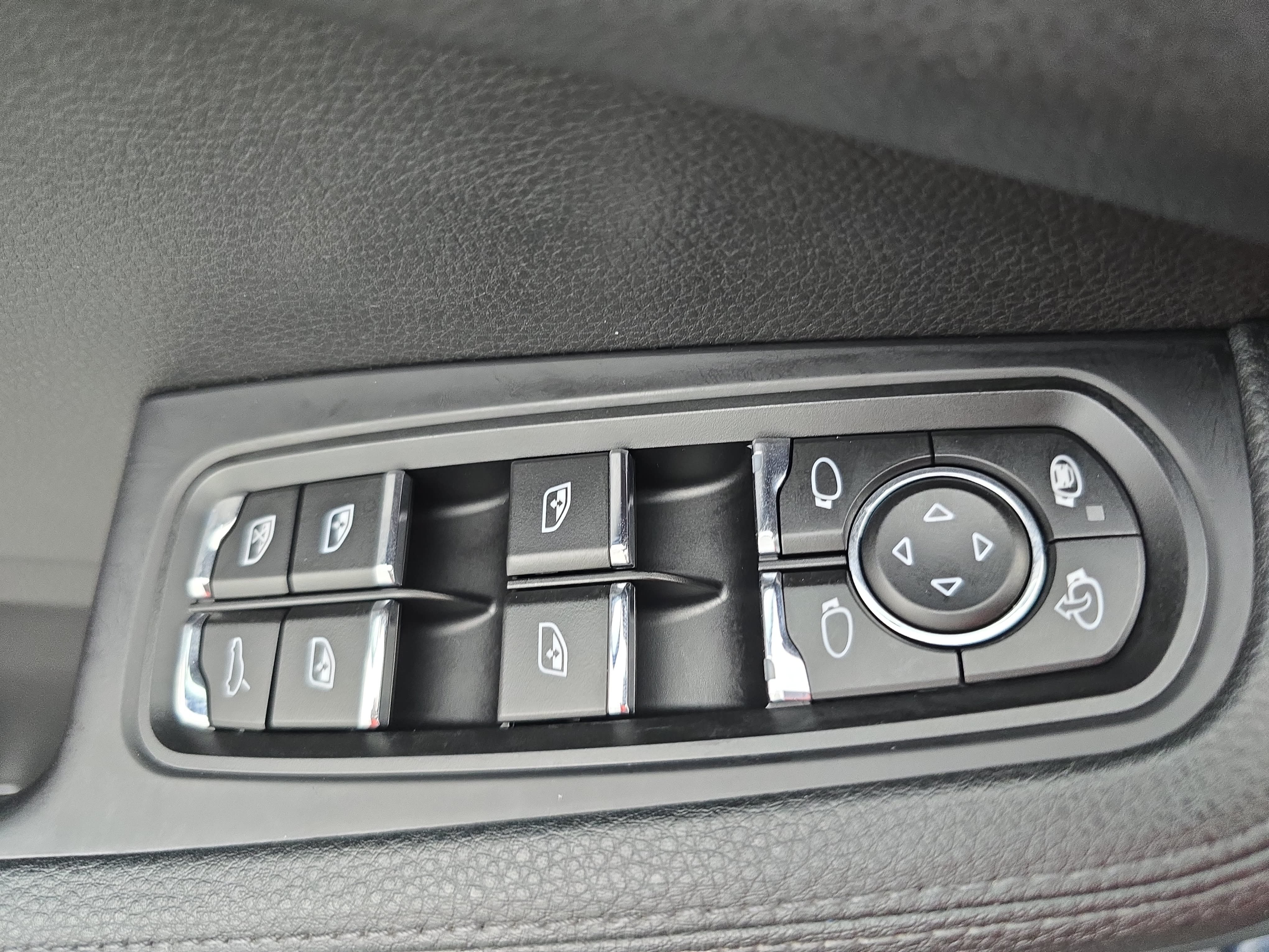 Certified 2016 Porsche Macan S AWD/4WD image 30