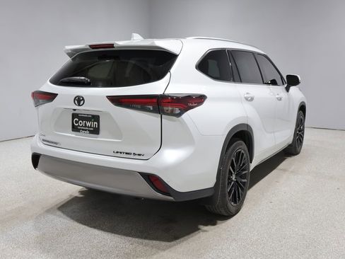 Used 2025 Toyota Highlander Limited AWD/4WD image 2