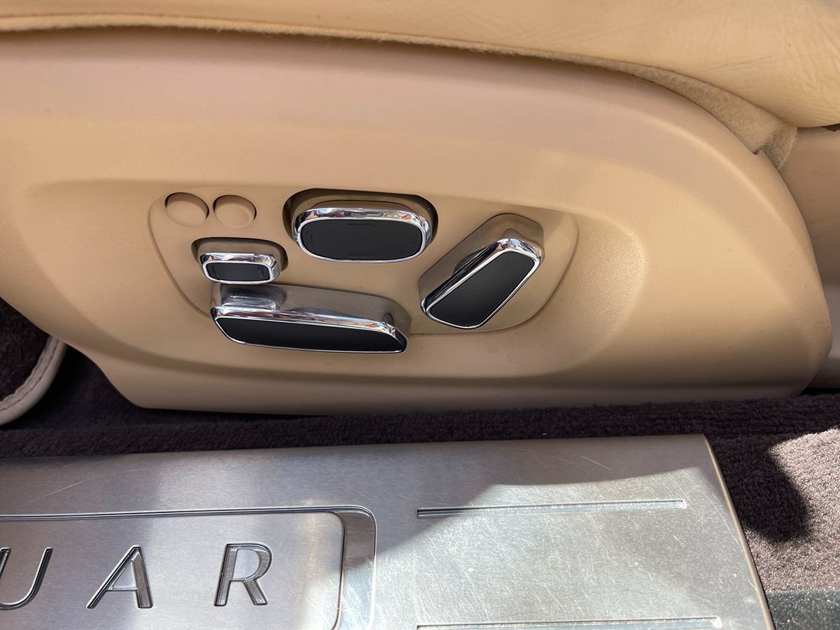 Used 2012 Jaguar XJ RWD image 16