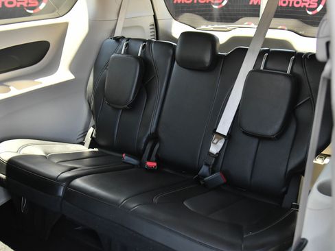 Used 2023 Chrysler Pacifica Touring-L FWD image 39