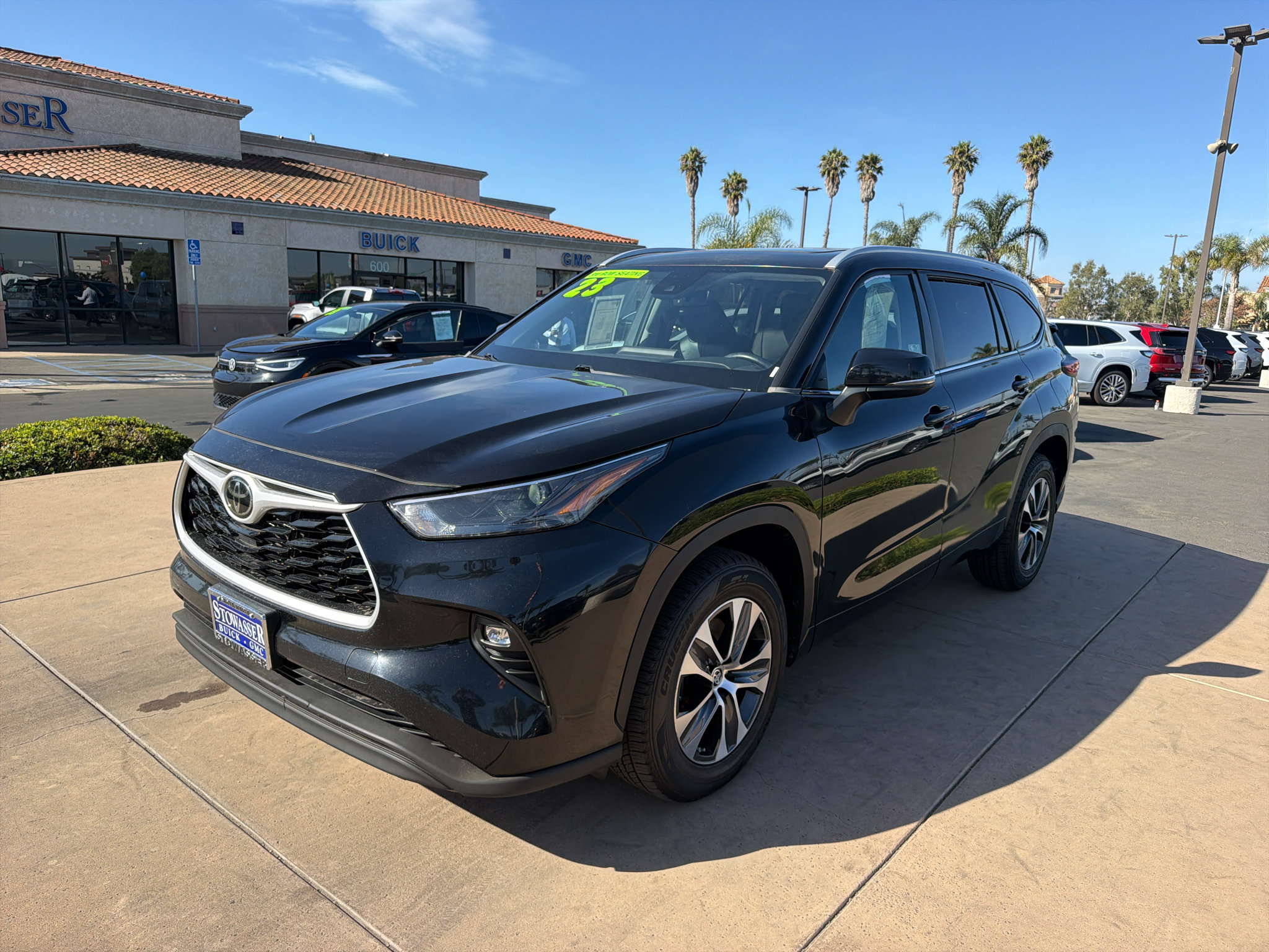 Used 2023 Toyota Highlander XLE FWD image 1