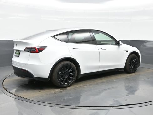 Used 2021 Tesla Model Y 2WD image 6
