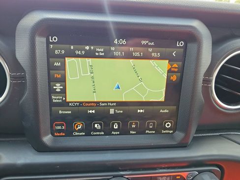 Used 2022 Jeep Wrangler Unlimited Sahara AWD/4WD image 17