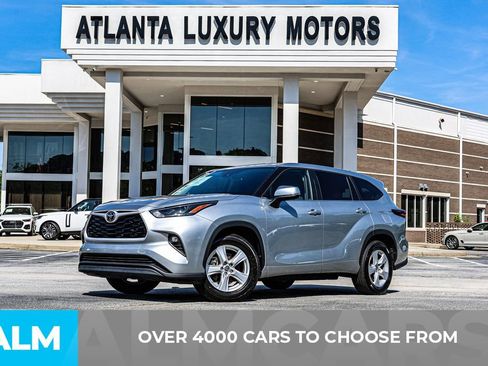 Used 2025 Toyota Highlander LE FWD image 3