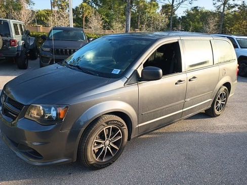 Certified 2017 Dodge Grand Caravan SE image 2