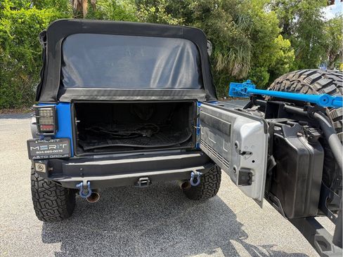 Used 2015 Jeep Wrangler Unlimited Rubicon w/ Connectivity Group AWD/4WD image 50