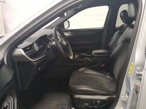 Certified 2024 Jeep Grand Cherokee Altitude image 17