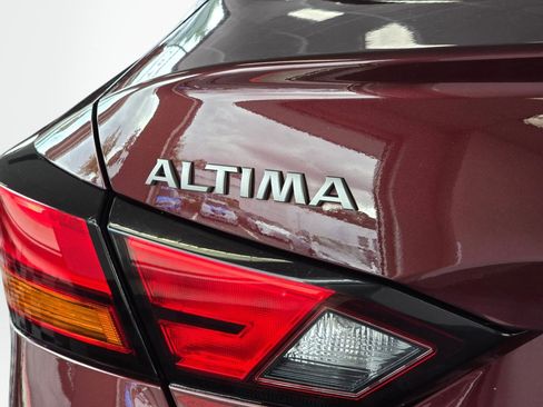 Used 2025 Nissan Altima 2.5 SV FWD image 14