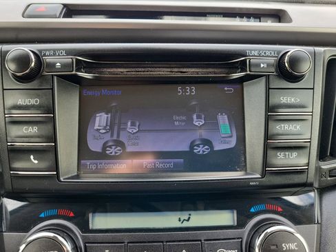 Used 2018 Toyota RAV4 LE w/ Carpet Mat Package AWD/4WD image 17
