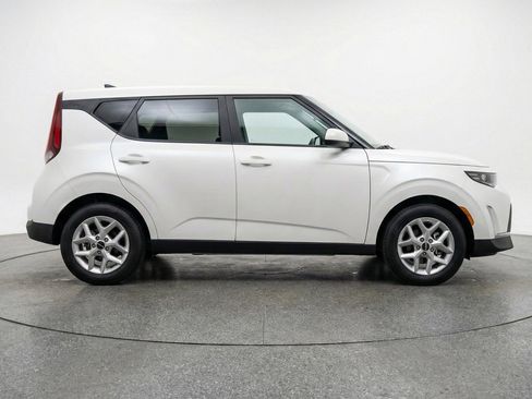 Used 2025 Kia Soul LX w/ LX Technology Package FWD image 11