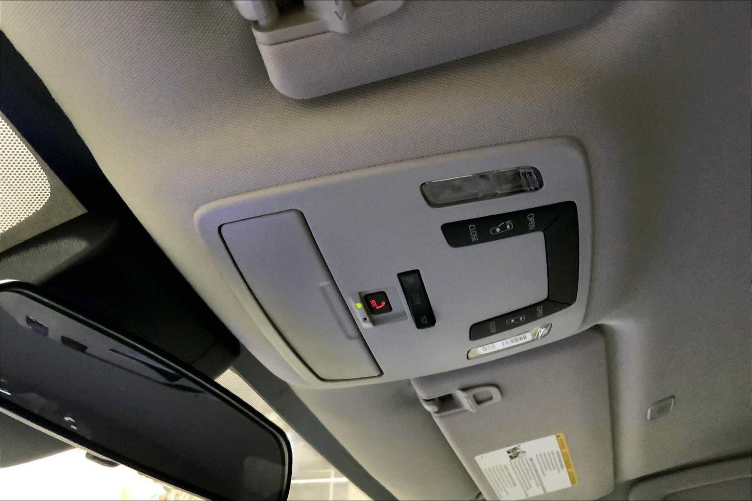 Used 2025 Toyota Sienna LE AWD/4WD image 18