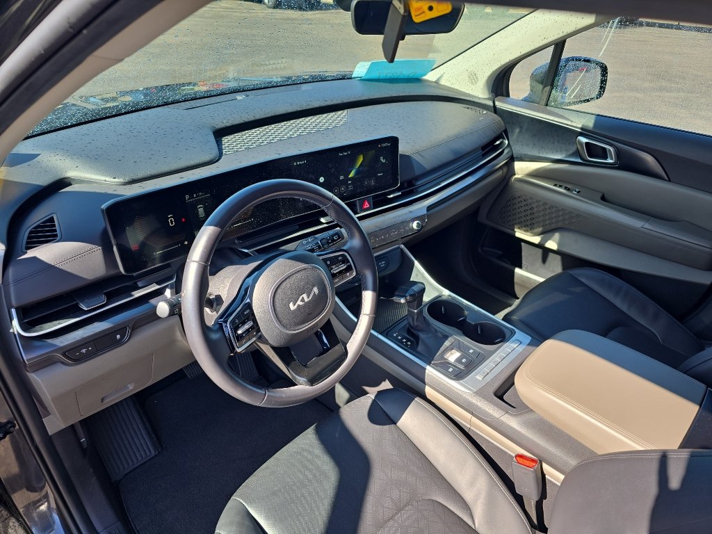 Used 2025 Kia Carnival FWD image 10