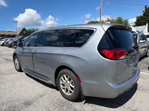 Used 2020 Chrysler Pacifica Touring w/ Advanced Safetytec Group FWD image 6