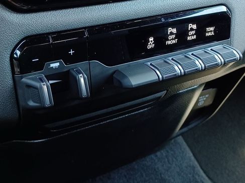 Used 2025 RAM 1500 Big Horn AWD/4WD image 23
