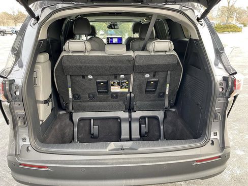 Certified 2025 Toyota Sienna XLE image 24