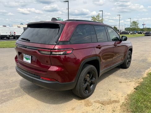 Used 2023 Jeep Grand Cherokee Altitude AWD/4WD image 5