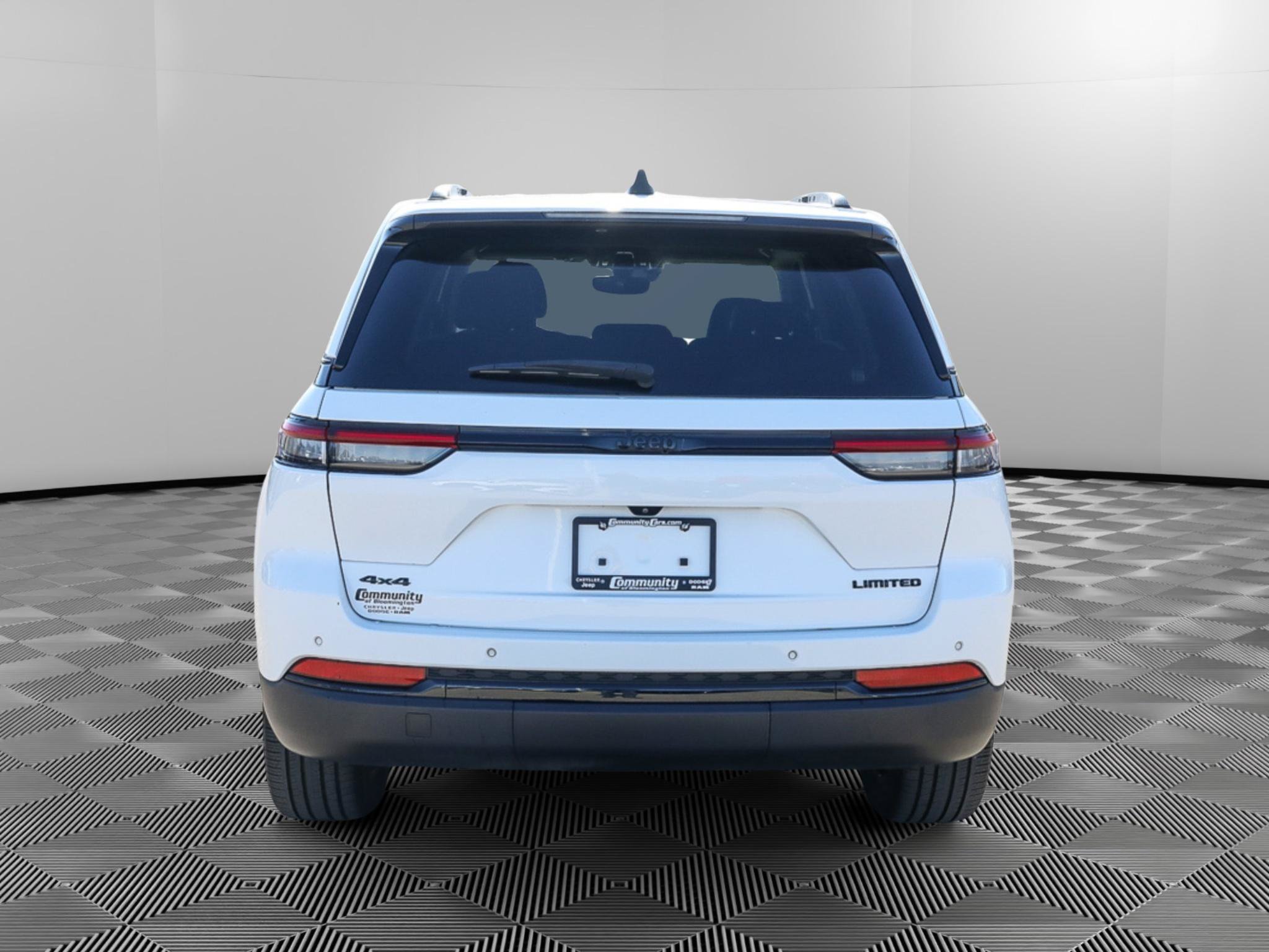 Used 2023 Jeep Grand Cherokee Limited w/ Black Appearance Package AWD/4WD image 6
