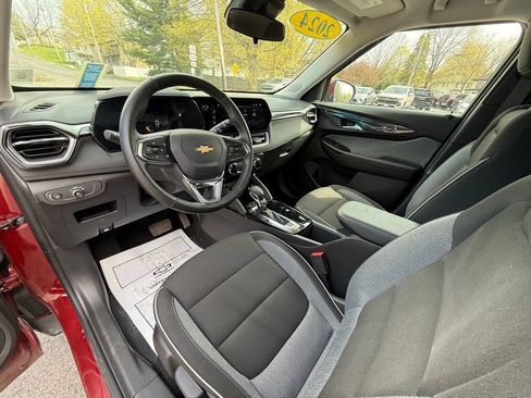Used 2024 Chevrolet TrailBlazer LT w/ LT Cold Weather Package AWD/4WD image 18