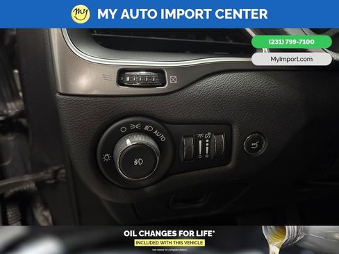 Used 2019 Jeep Cherokee Latitude Plus w/ Comfort/Convenience Group image 14