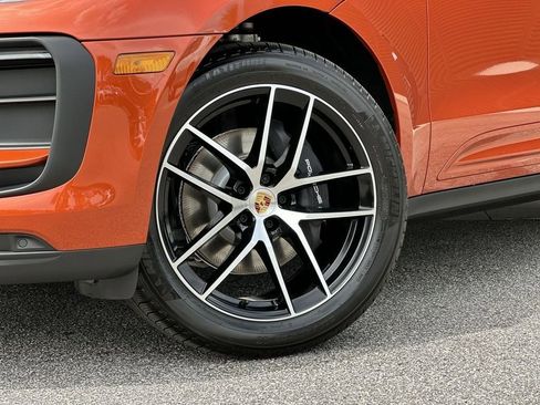 Certified 2025 Porsche Macan AWD/4WD image 6