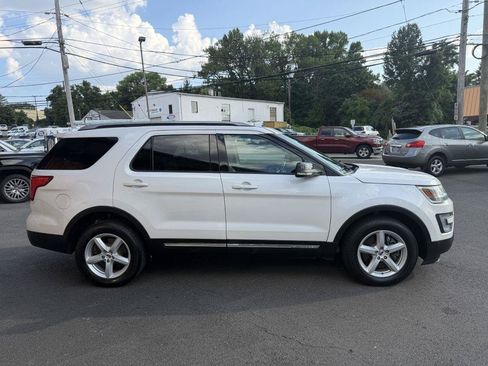 Used 2017 Ford Explorer XLT w/ Equipment Group 202A AWD/4WD image 6