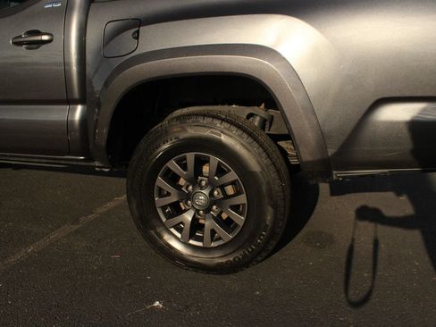 Used 2021 Toyota Tacoma SR5 AWD/4WD image 4